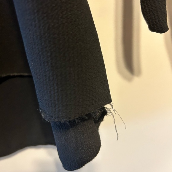 Black crêpe V-neck zipper top - Picture 3 of 3